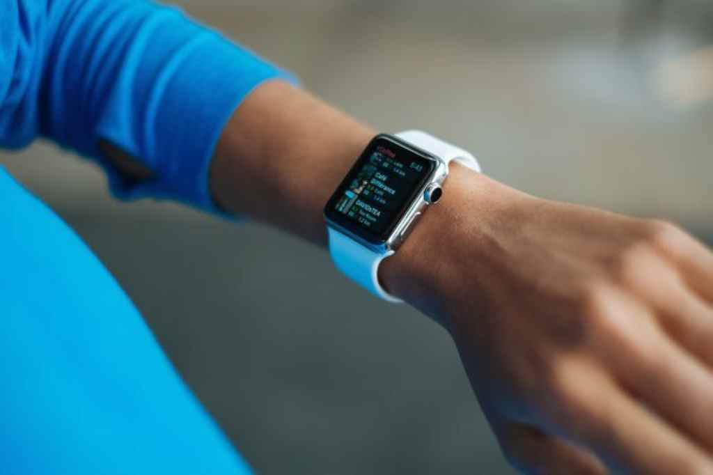 How to turn on Fitbit without charger